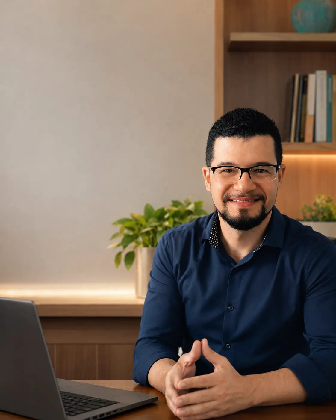 Christian Pires, psicólogo, em seu espaço profissional